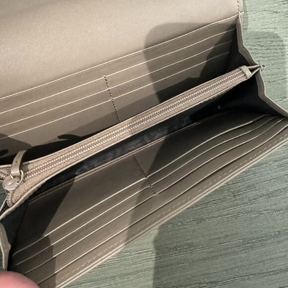 GUCCI Dusty Rose Leather Wallet with Gold Detail - Picture 7 of 8